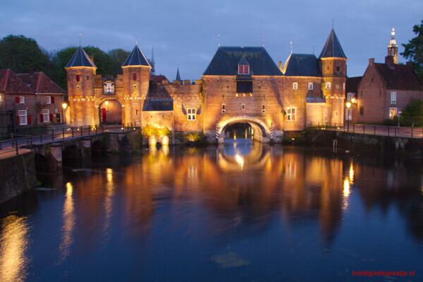 de koppelpoort bij avond