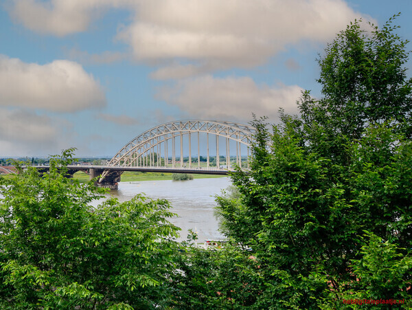 Doorkijkje  naar de Waalbrug, Nijmegen