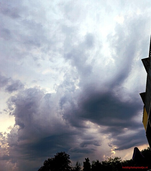 Dreigende wolken op een zomeravond