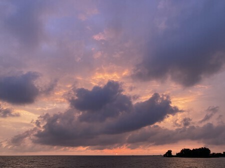 De zon gaat onder in Makkum