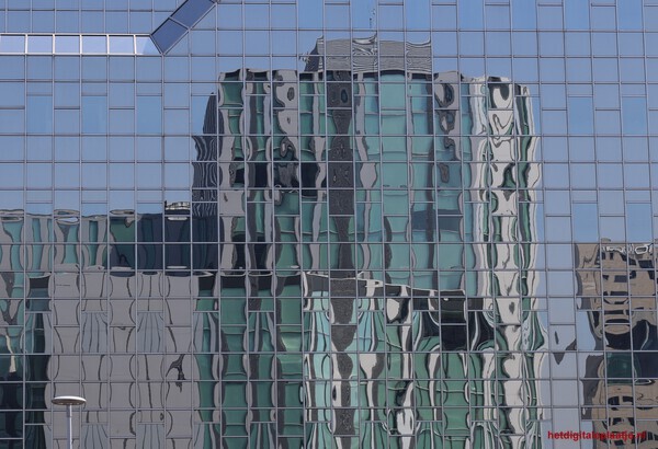 Gebouwen gespiegeld in gebouw