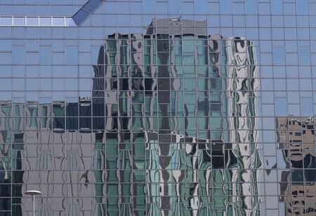 Gebouwen gespiegeld in gebouw