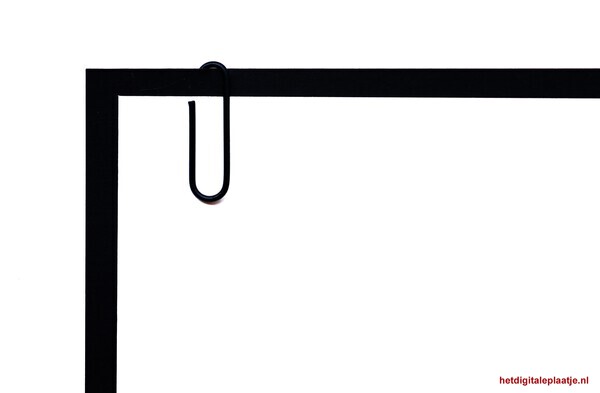 1 paperclip & 3 vellen papier