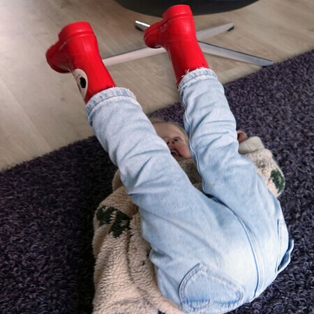 "Kijk eens wat een mooie rooie laarsjes ik heb"