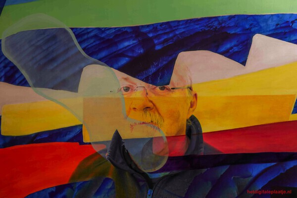 Artiest in eigen werk gekaderd